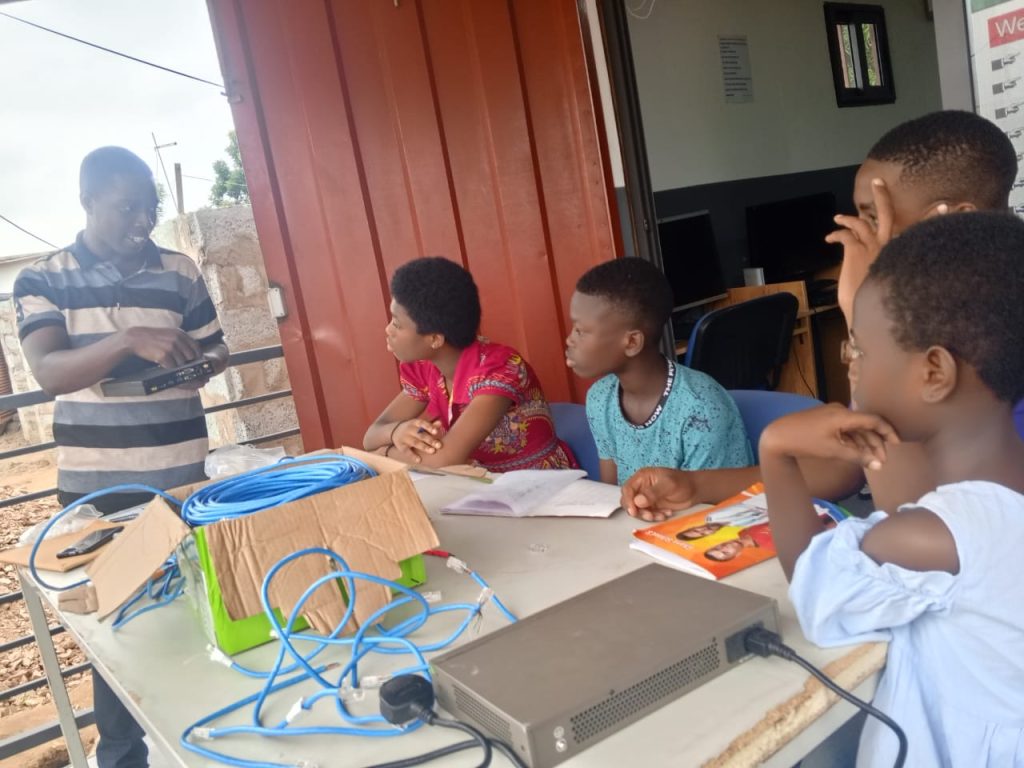 Echance_trains_children_on_RJ45_cable_termination (2)