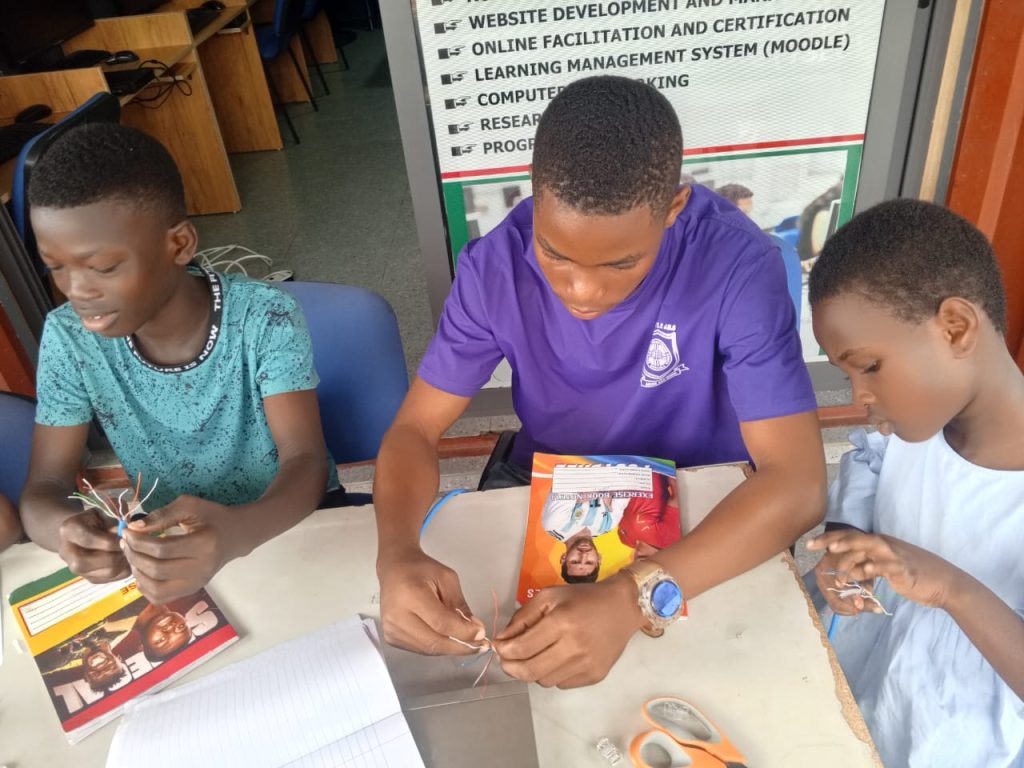 Echance_trains_children_on_RJ45_cable_termination (3)